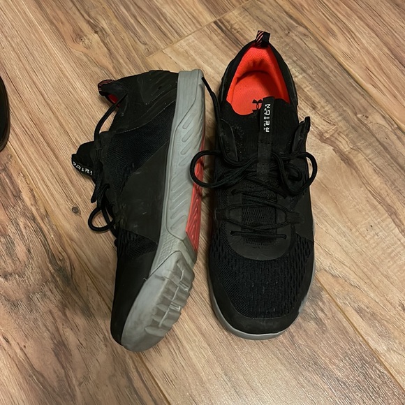 Mens Under Armour shoes - Picture 2 of 3